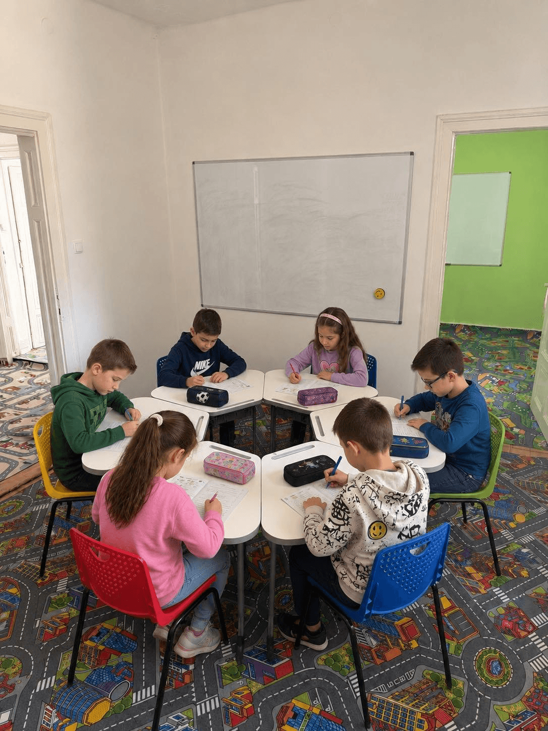 Ученици пишат заедно на групови чинове